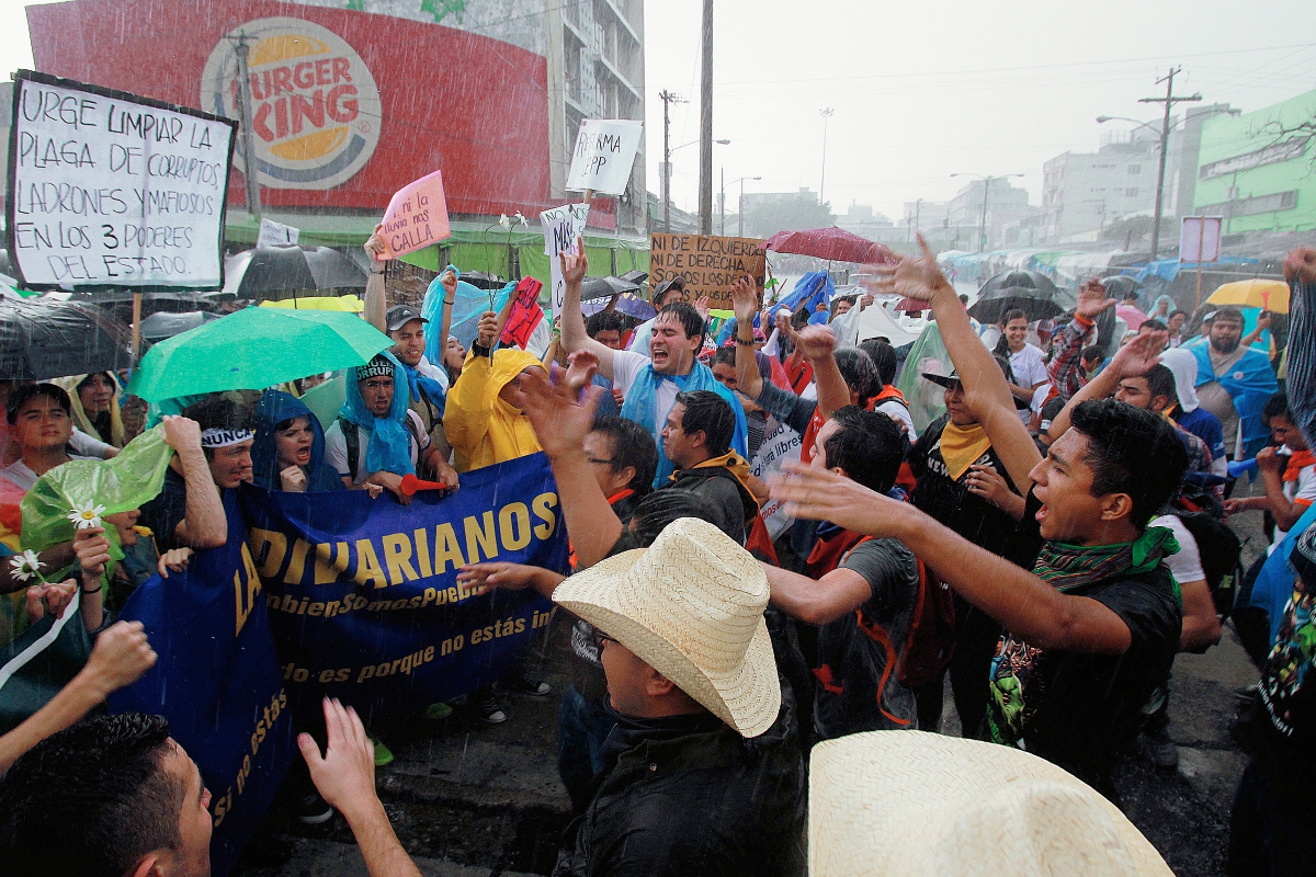 El 16 de mayo, estudiantes de las universidades San Carlos y Rafael Landívar se unieron para manifestar juntos contra la corrupción. (Foto Prensa Libre: Hemeroteca PL)