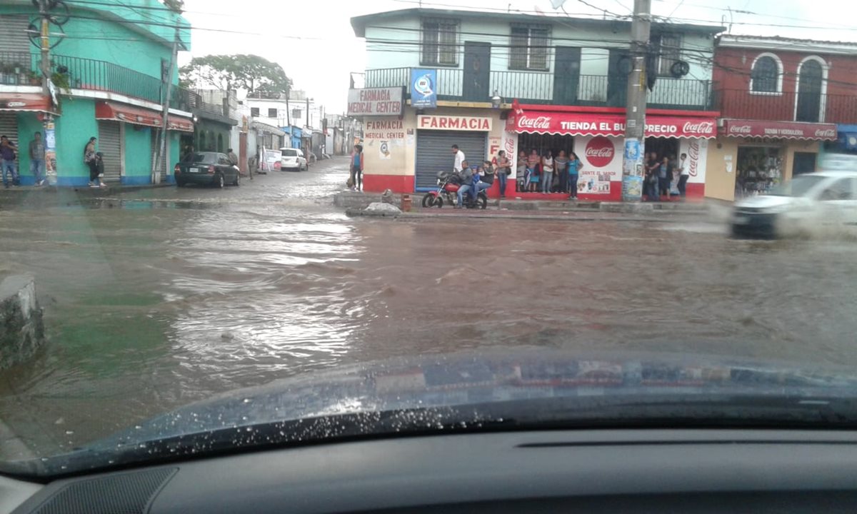 En municipios como Villa Nueva y Mixco, el sistema de alcantarillado colapsó debido a la acumulación de basura arrastrada por la lluvia. (Foto: Conred)