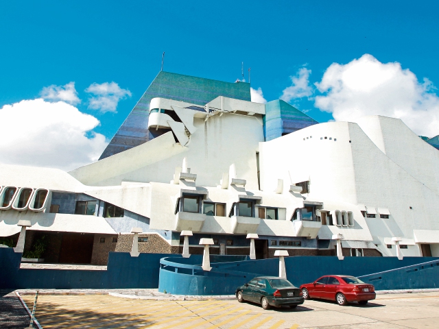 El Teatro Nacional —obra del maestro Efraín Recinos— se viste de gala para celebrar su aniversario. (Foto Prensa Libre: Álvaro Interiano)