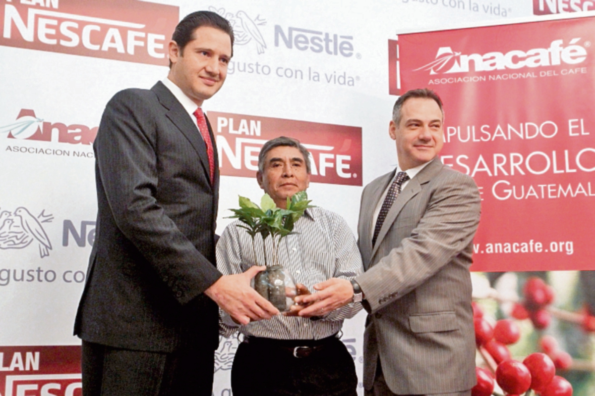 Directivos de Nestlé y Anacafé entregan la planta que recibirán los productores de café.