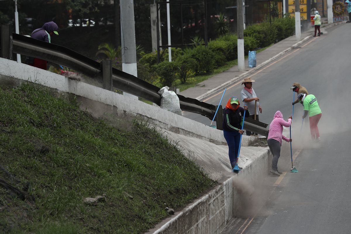 Personal de Limpia y Verde de Mixco recogen arena en parte del viaducto Tinco, ubicado al final de la calzada Roosevelt. (Foto Prensa Libre: Esbin García)