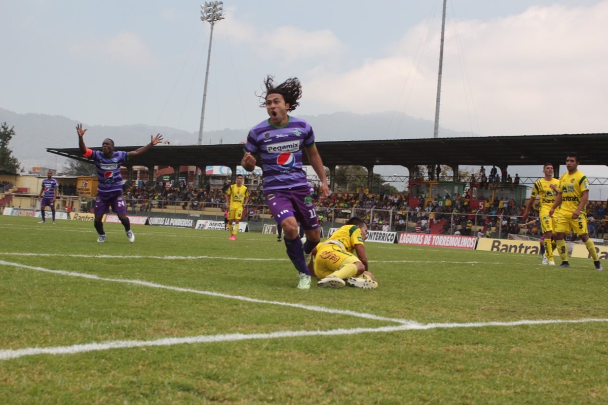 Antigua celebró los tres puntos en condición de visitante. (Foto Prensa Libre: Aroldo Marroquín)