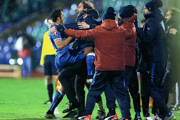 Eder celebra el gol que dio el empate a Italia con el entrenador Antonio Conte. (Foto Prensa Libre: AP)