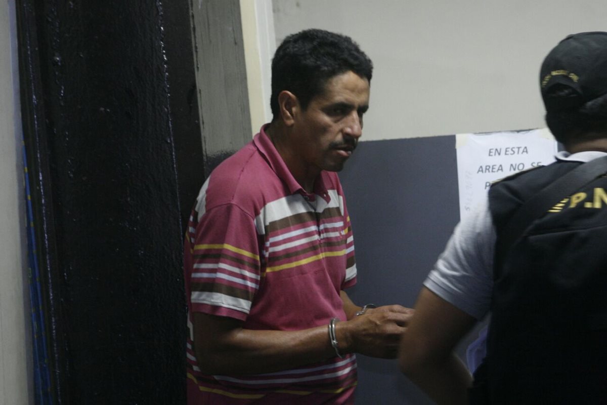 El oficial primero Santos Isabel Barahona Rivera, líder de la estructura, detenido en Palín, Escuintla, en la Torre de Tribunales. (Foto cortesía PNC)