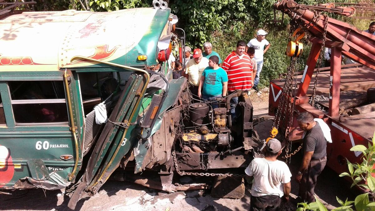 Autobús accidentado es movilizado por una grúa, en San Francisco Zapotitlán, Suchitepéquez. (Foto Prensa Libre: Melvin J. Popá)