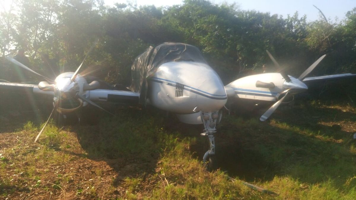 Esta es la narcoavioneta que inspeccionan agentes del Ministerio Público. (Foto: Ejército)