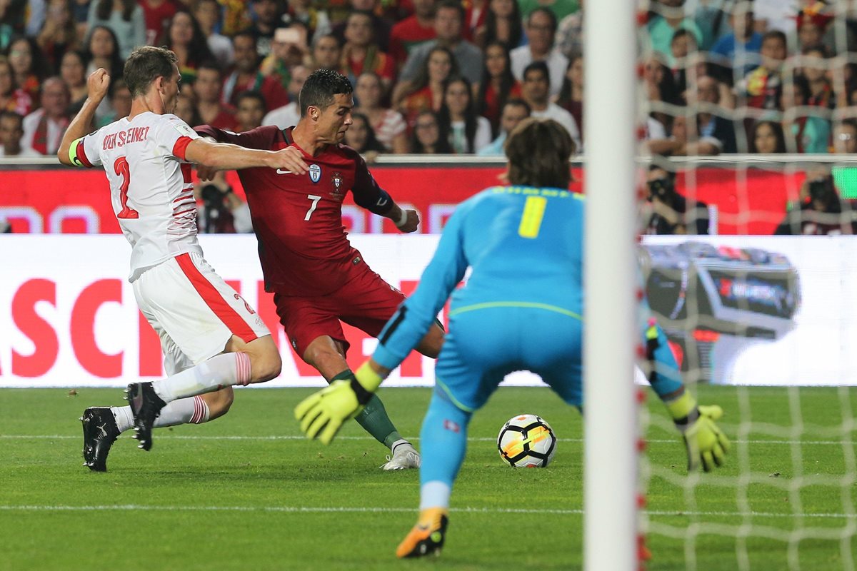 Cristiano Ronaldo disputa el balón con Yann Sommer, de Suiza: (Foto Prensa Libre: EFE)