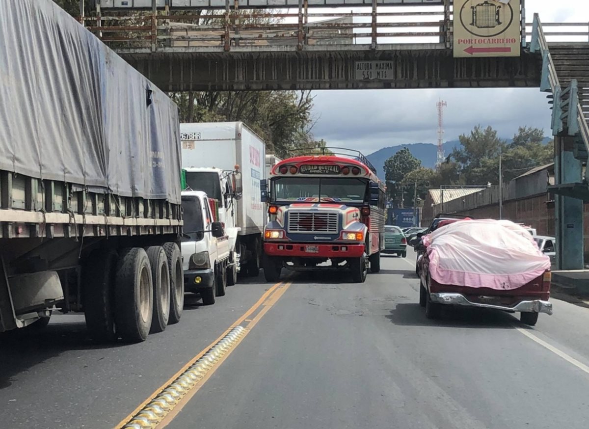 Pilotos de buses extraurbanos hacen doble fila en su intento por apresurar el paso por Chimaltenango, pero eso solo agrava el congestionamiento. (Foto Prensa Libre: Cortesía Johny Cáceres)