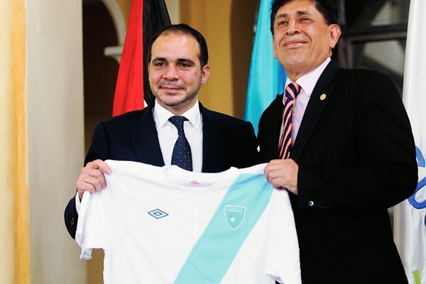 El príncipe jordano Ali Bin Al Hussein en su visita a Guatemala para hablar con el presidente de la Fedefutbol, Brayan Jiménez, acerca de su candidatura a la presidencia de la Fifa. (Foto Prensa Libre: Edwin Fajardo)