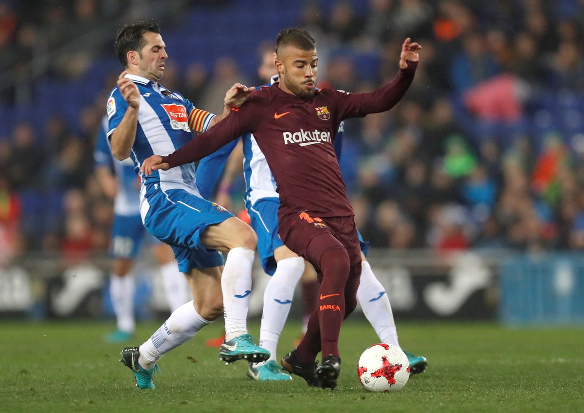 Rafinha conduce el balón ante el jugador del RCD Espanyol, Victor Sánchez. (Foto Prensa Libre: EFE)