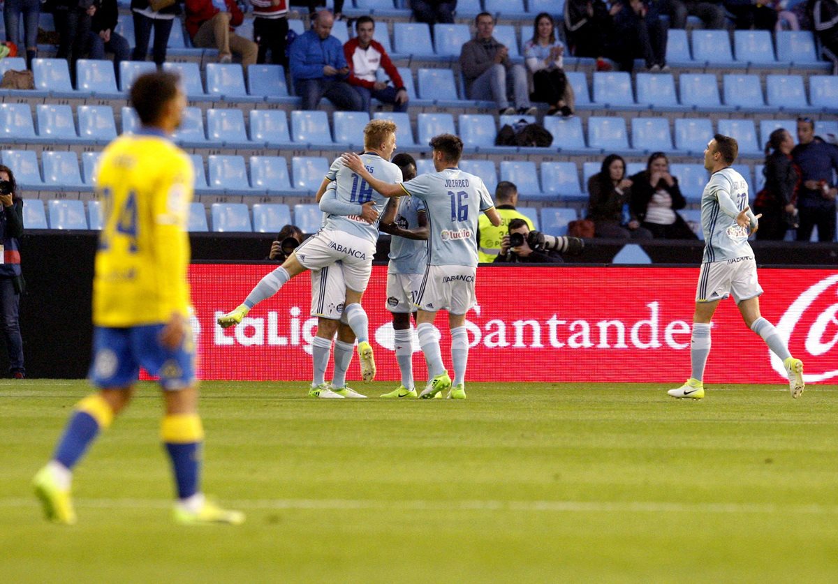 Los jugadores del Celta celebran el primer contra Las Palmas. (Foto Prensa Libre: EFE)