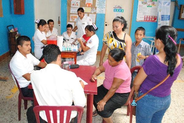 Personal del Hospital Regional de Coatepeque realiza pruebas de glucosa a pacientes.