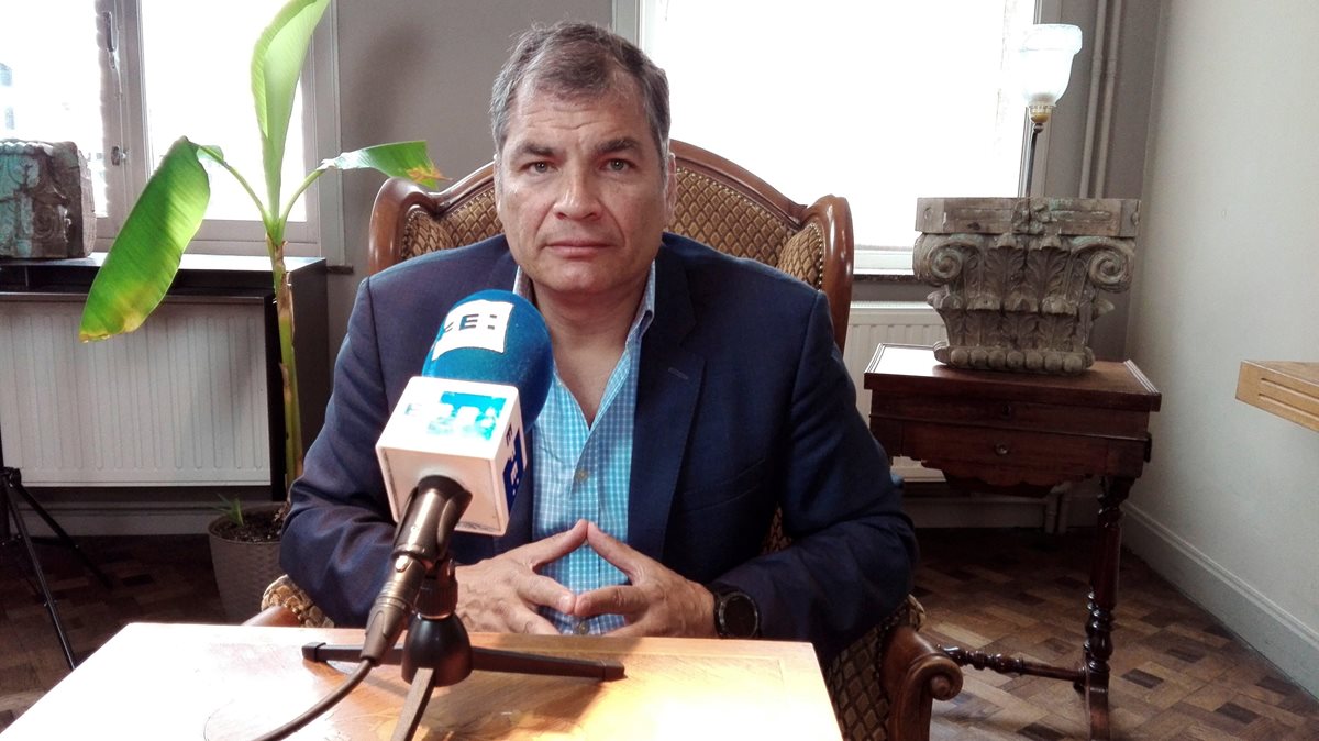 El exmandatario Rafael Correa ha tildado de farsa la acusación en su contra. (Foto Prensa Libre: EFE)