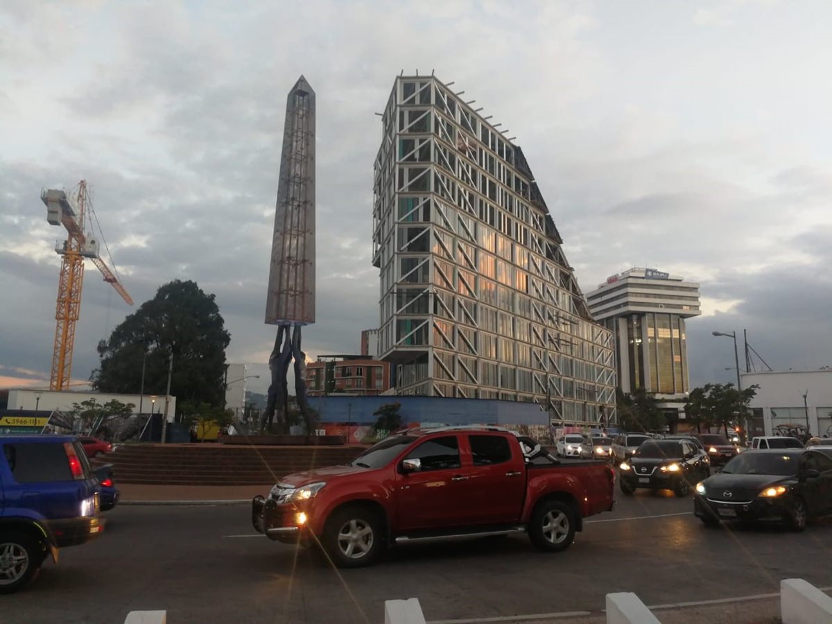 El diseño del edificio Xpo1 es piramidal y su estructura es de acero. Para lograr la construcción del inmueble se han usado 900 toneladas de hierro. Foto Prensa Libre: Cortesía de Urbop)