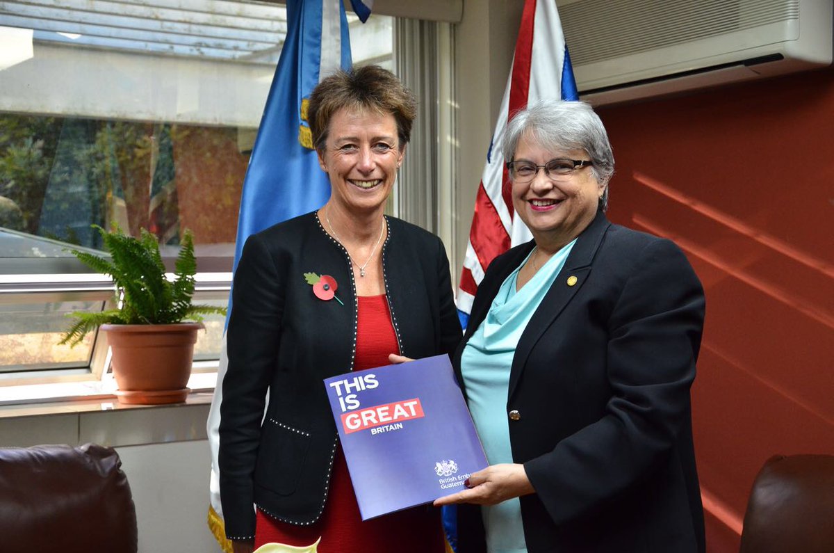 Carolyn Davidson entrega cartas de estilo a la vicecanciller Alicia Castillo. (Foto: @UKinGuatemala)