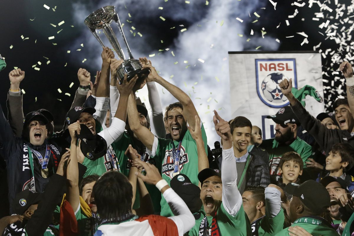 Raúl levantó su última copa como futbolista activo con el Cosmos de Nueva York. (Foto Prensa Libre: EFE)