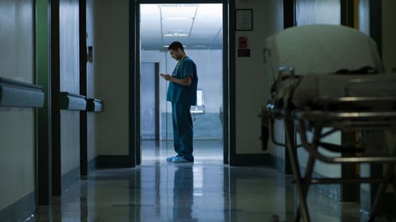 Trabajar por la noche aumenta los niveles de estrés, dicen los expertos. GETTY IMAGES