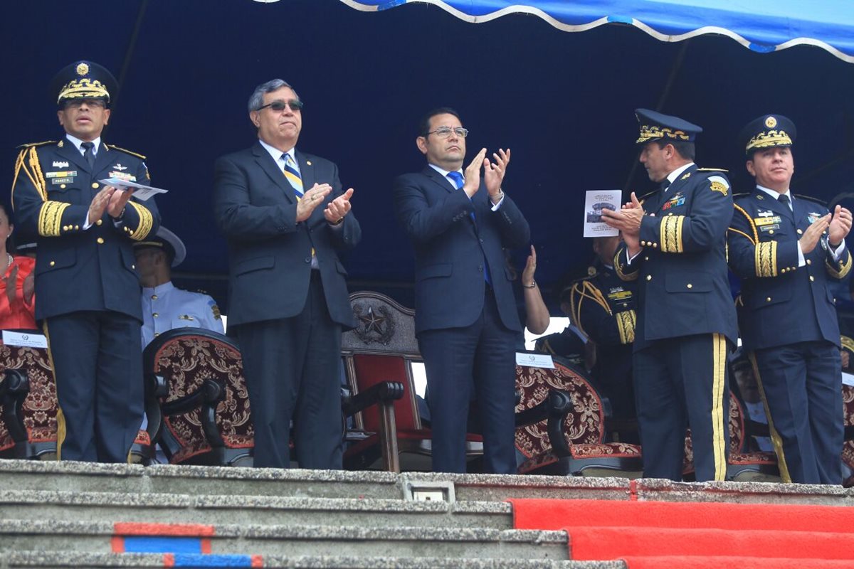 El presidente, Jimmy Morales, junto al vicepresidente, Jafeth Cabrera, durante el acto alusivo al Día del Cadete. (Foto Prensa Libre: Esbin García)