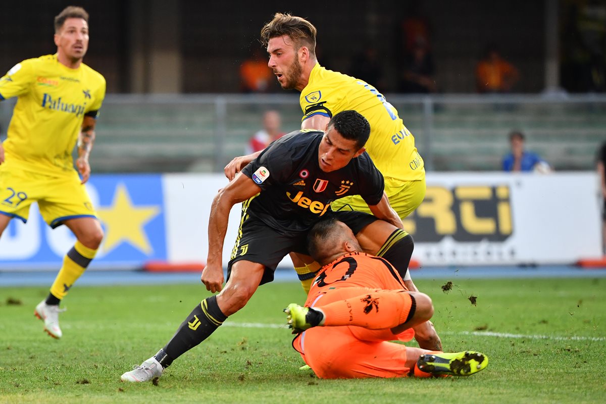 Este es el momento preciso en el que Cristiano Ronaldo impacta con el portero del Chievo Stefano Sorrentino. (Foto Prensa Libre: AFP)