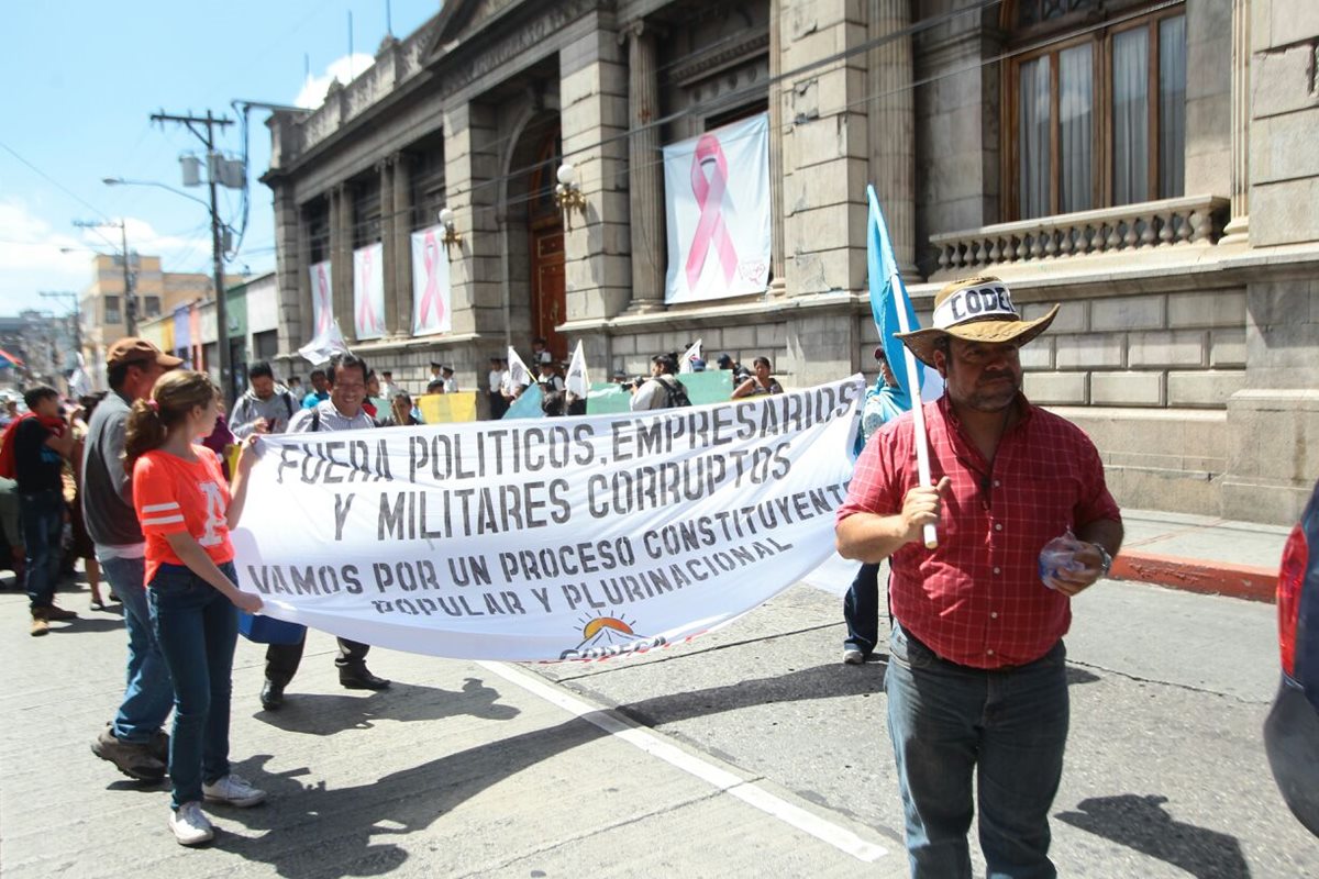 Los manifestantes llegaron al Congreso y Casa Presidencial a entregar demandas (Foto Prensa Libre: Estuardo Paredes)