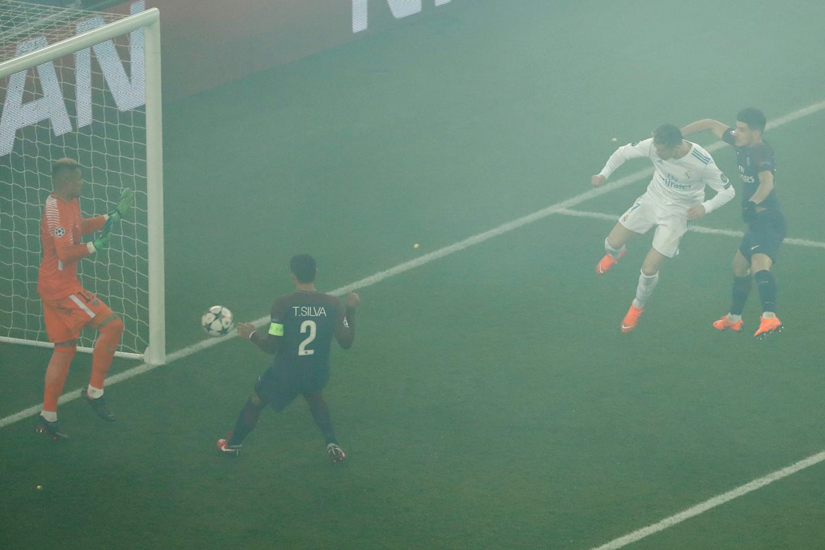 Cristiano Ronaldo remata de cabeza y anota el 1-0 para el Real Madrid en casa del PSG. (Foto Prensa Libre: AFP)