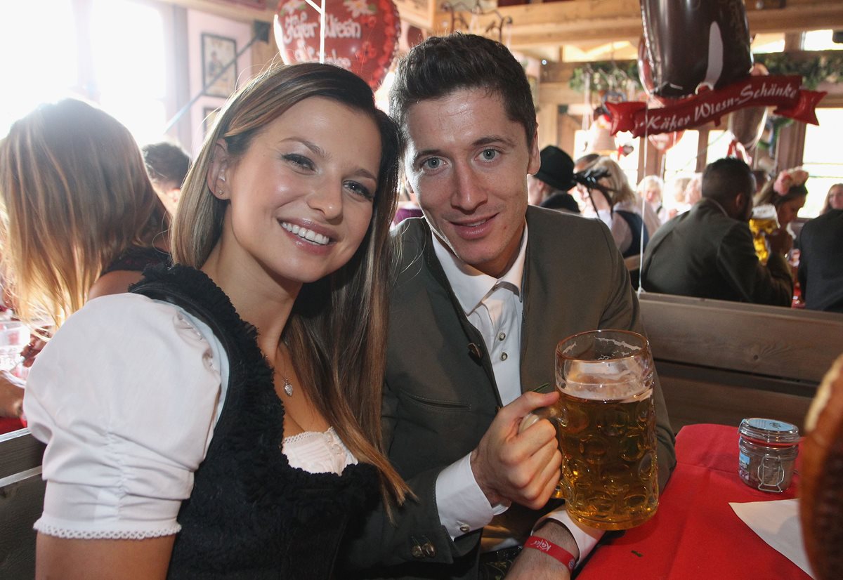 Robert Lewandowski y su esposa Annaposan en la 182º edición del Oktoberfest además de festejar la exhibición goleadora de Lewy. (Foto Prensa Libre: EFE)