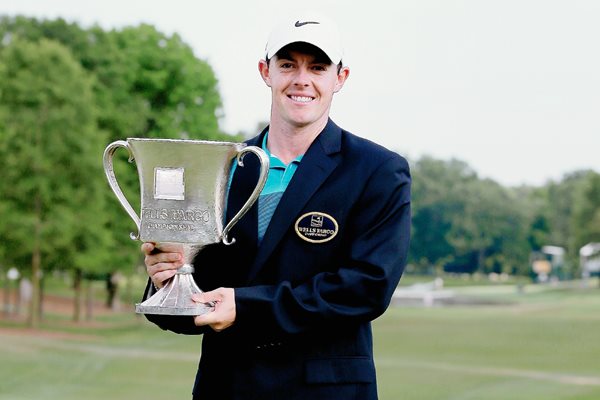 Rory McIlroy muestra el trofeo conseguido. (Foto Prensa Libre: AFP)