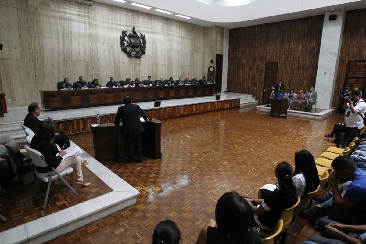 La CSJ escucha a las partes a favor y en contra del proyecto minero La Puya, en San José del Golfo. (Foto Prensa Libre: Paulo Raquec)