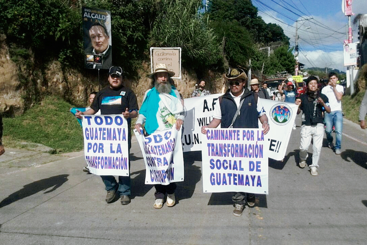 Oswaldo Ochoa, ha empezado su recorrido hacia la Plaza de la Constitución acompañade de decenas de personas que protestan contra la corrupción. (Foto Prensa Libre: Erick Ávila).