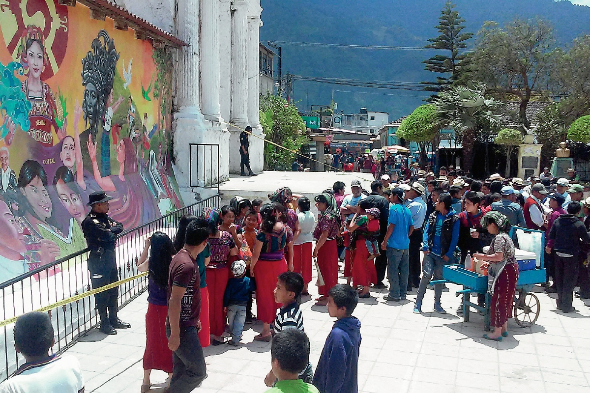 Autoridades acordonan  área donde niños localizaron un artefacto explosivo en Nebaj, Quiché. (Foto Prensa Libre: Óscar Figueroa)