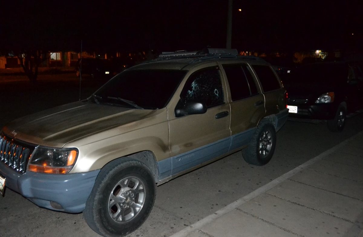 El vehículo en el que viajaba el exalcalde de Joyabaj y su esposa, quedó con varias perforaciones de bala. (Foto Prensa Libre: Héctor Cordero).