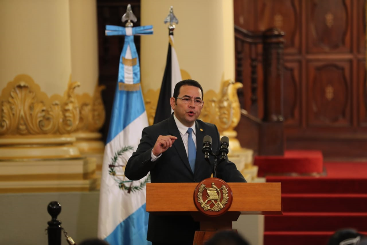 El mandatario Jimmy Morales habla durante la presentación del Programa de Innovación Educativa con Pertinencia Cultural y Lingüística, que se llevó a cabo en el Palacio Nacional de la Cultura. (Foto Prensa Libre: Érick Ávila)