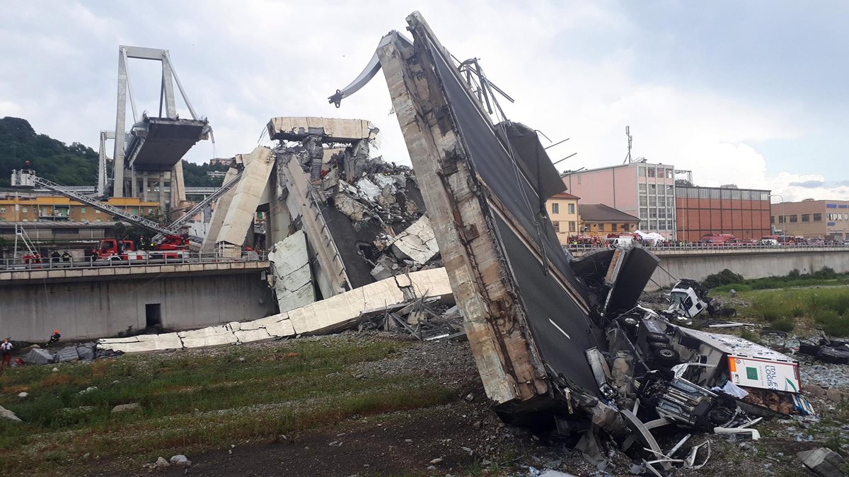 Servicios de emergencia trabajan entre los escombros tras el derrumbe de un viaducto en Génova, Italia. (EFE)