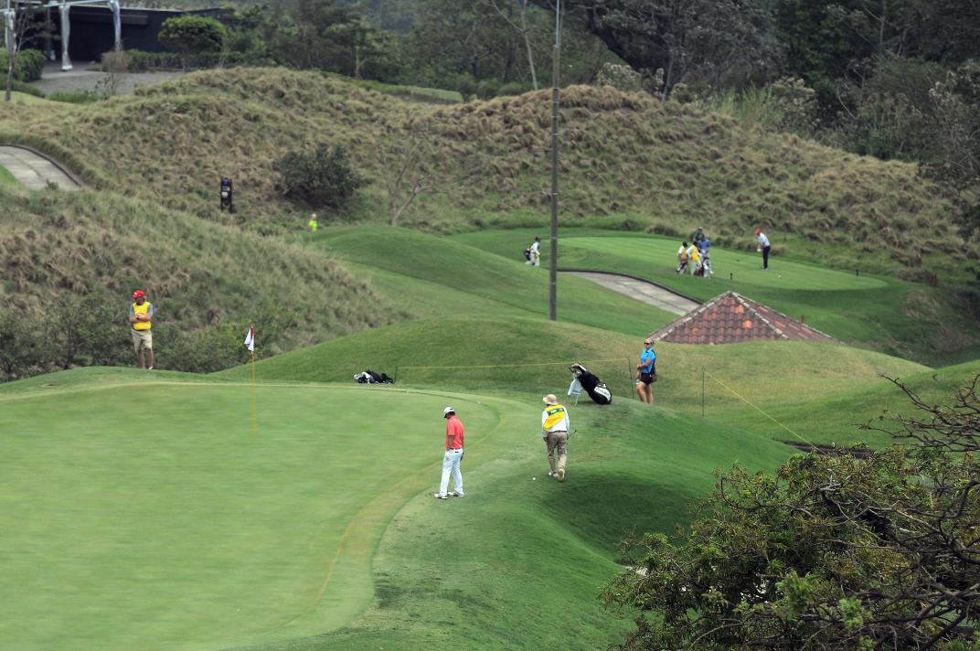 Los golfistas no pudieron completar la segunda ronda por las fuertes condiciones del viento. (Foto Prensa Libre: Carlos Vicente)