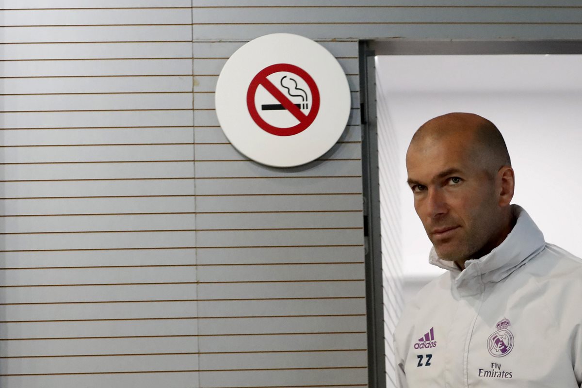 Zinedine Zidane a su ingreso a la conferencia de prensa luego del entrenamiento de la plantilla en Valdebebas. (Foto Prensa Libre: EFE)