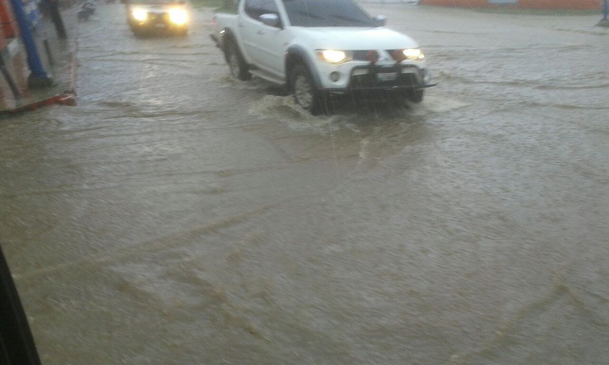 Calles anegadas en las zonas 7 y 8 de Cobán, Alta Verapaz. (Foto Prensa Libre: Cruz Roja)