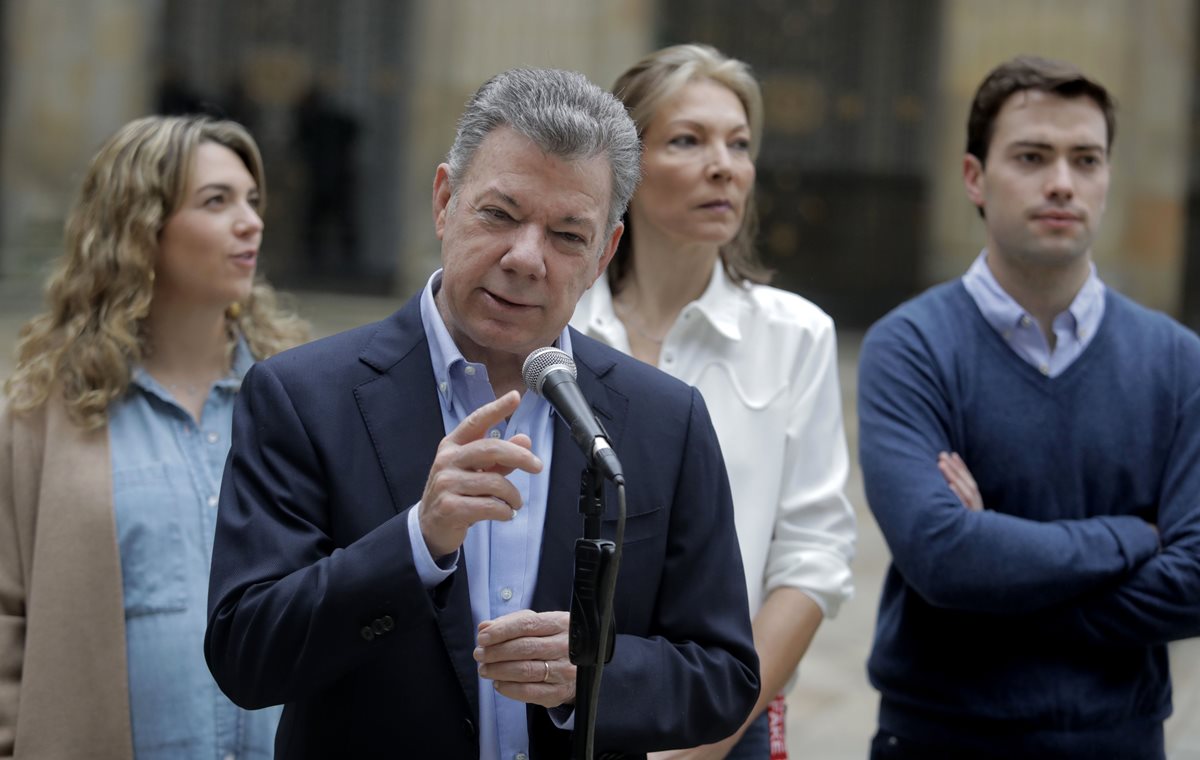 El presidente colombiano Juan Manuel Santos emitió su voto temprano en compañía de su familia. (Foto Prensa Libre: AFP)