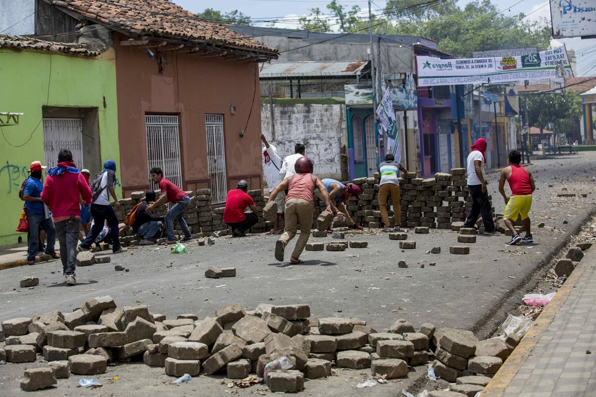 Manifestantes levantan una barricada con adoquines durante una protesta contra el gobierno de Ortega en Masaya, Nicaragua. (EFE).