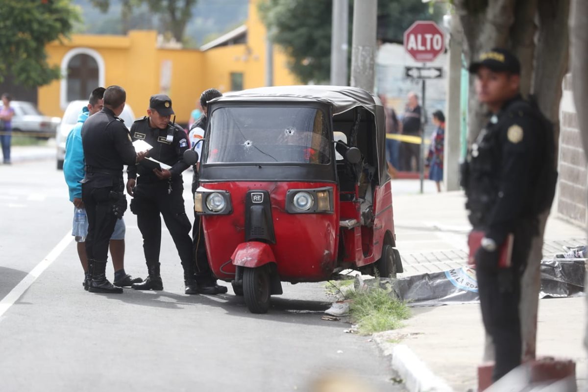 El piloto fue ultimado a balazos por un hombre que viajaba como pasajero. (Foto Prensa Libre: Érick Ávila)