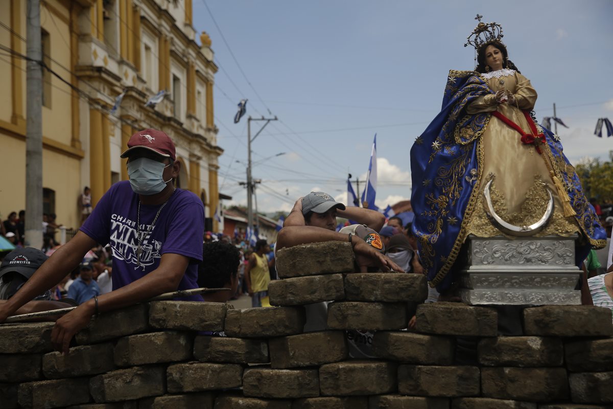 Una imagen religiosa colocada sobre una barricada en Masaya, Nicaragua.(EFE).
