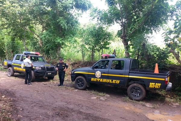 Operativos en busca de evidencias de ataque armado. (Foto Prensa Libre: Rolando Miranda).