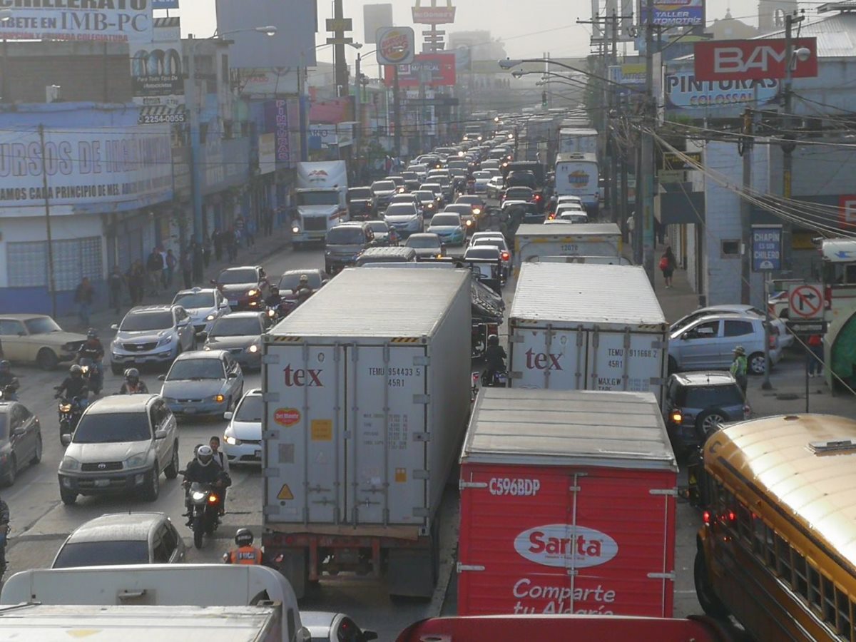 Las filas de vehículos llegan a la Calle Martí.