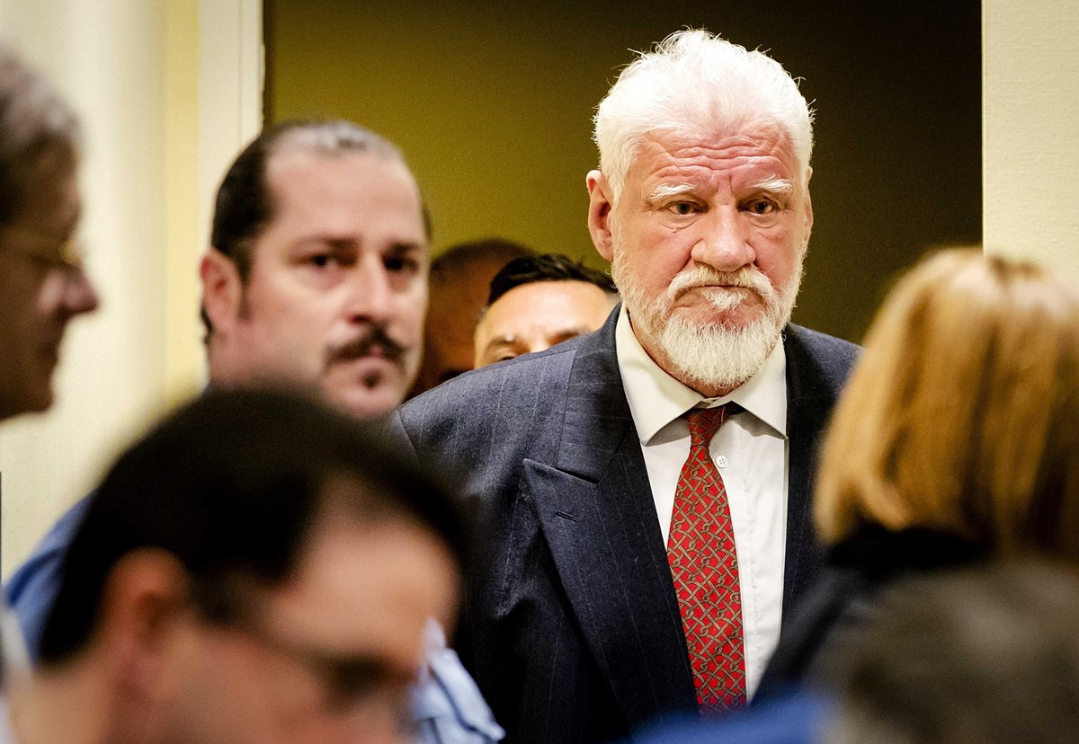 El bosniocroata Slobodan Praljak compareció este miércoles ante ante un Tribunal en La Haya. (Foto Prensa Libre: EFE)