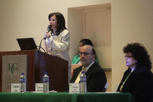 Cynthia del Águila, ministra de Educación,  inaugura programa de  capacitación docente.