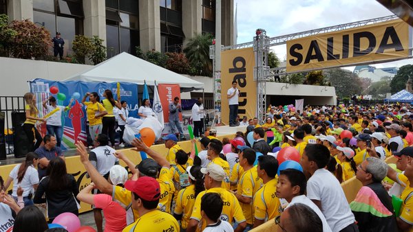 Decenas de familias participan en la actividad del Organismo Judicial. (Foto Prensa Libre: OJ)