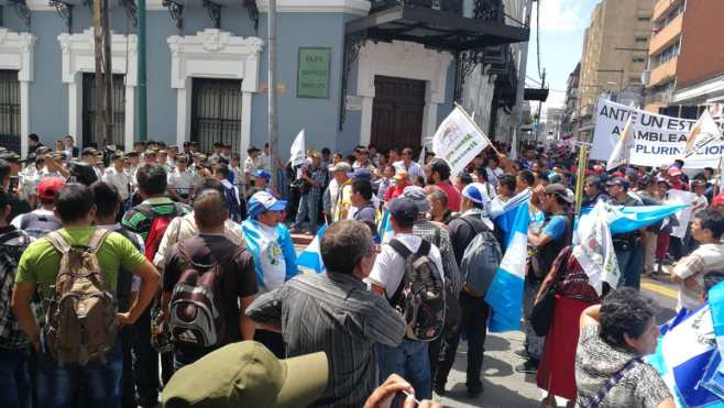 Manifestantes llegan al Centro Histórico donde agentes de la PNC y efectivos del Ejército resguardan el Congreso.