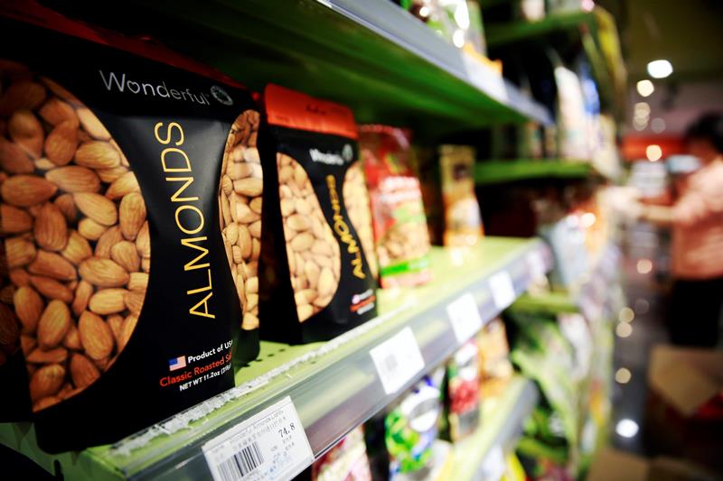 Varias bolsas de almendras importadas de EE. UU. puestas a la venta en un supermercado de Pekín, China. (Foto Prensa Libre: EFE).