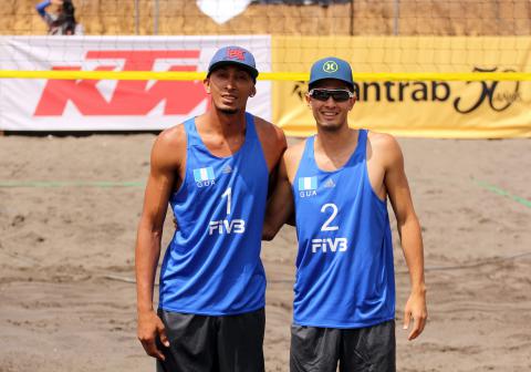 Leonardo y García posan al finalizar su participación en la parada de México del Norceca. (Foto Cortesía COG).