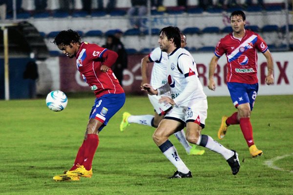 Edgar Chinchilla y Pablo Rodríguez tuvieron una dura batalla. El defensor marcó bien al delantero lanudo. (Foto Prensa Libre: Carlos Ventura)