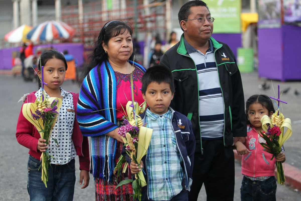 Guatemaltecos en la capital celebran el Domingo de Ramos.